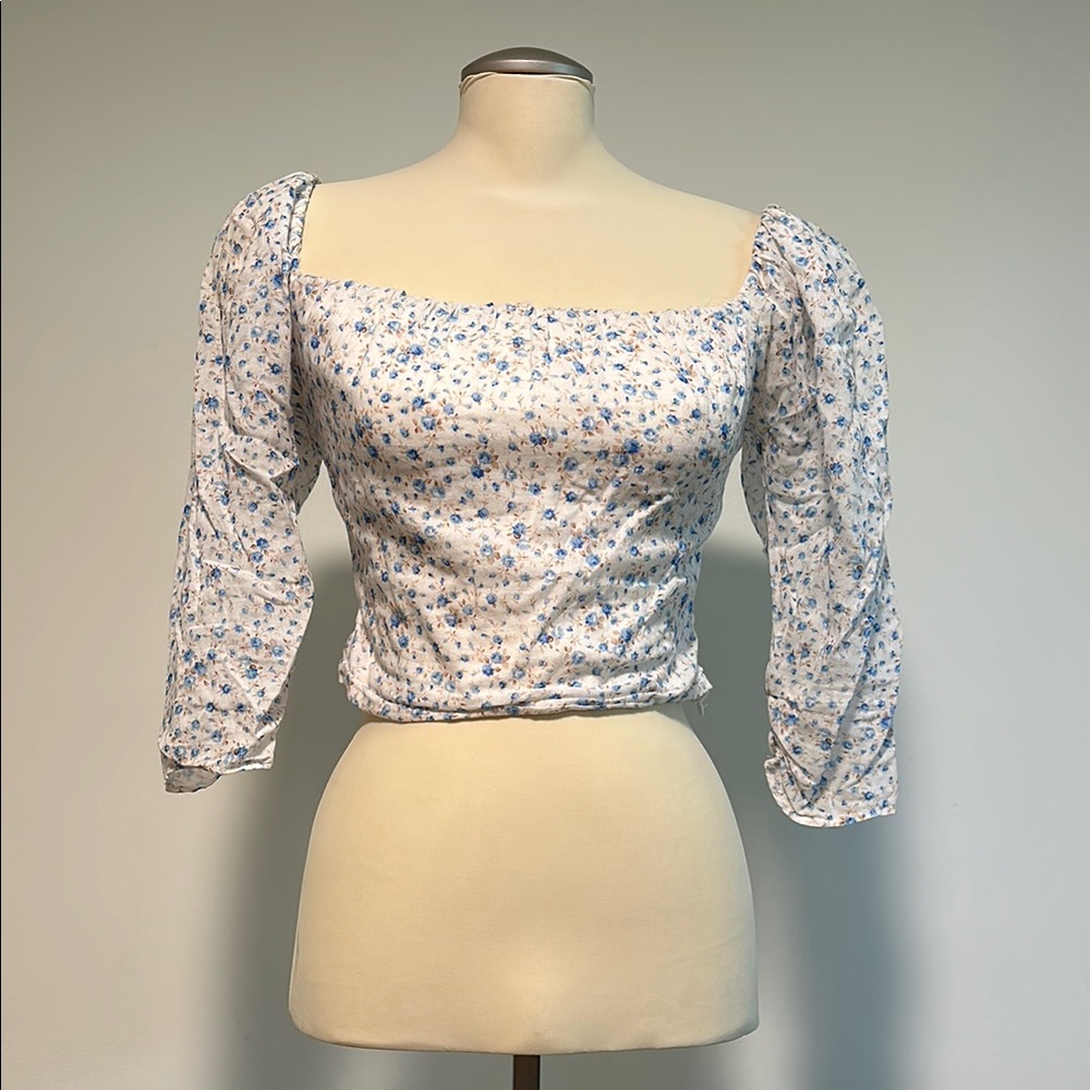 ASTR Small Floral Cropped Long Sleeve Top